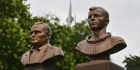 Памятники Сергею Королёву и Юрию Гагарину в Симферополе. - Крымская правда