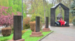 Мемориал чернобыльцам в Симферополе, стелы с именами погибших и колокол над хрупким атомом, заслонённом руками.