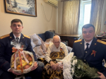 Офицеры СК поздравили ветерана Великой Отечественной войны Константина Кржеминского с наступающим Днем Победы и Днем освобождения Севастополя