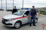 В Феодосии росгвардейцы задержали по горячим следам подозреваемого в умышленном повреждении чужого имущества