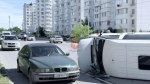 В Севастополе автобус перевернулся после столкновения с легковушкой