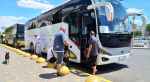 Посадка пассажиров в автобусы, следующие до Керчи, чтобы там сесть на поезд. Фото Александра кадникова.