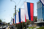Улицы Симферополя украсили российскими триколорами