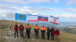 Флаг Крыма развевается на вершине горы Чатыр-Даг