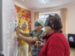В КЦСО города Феодосии для получателей соцуслуг провели интерактив «Мир на кончиках пальцев»