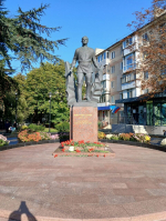 Сотрудники ГБУ РК «Крымскотатарский музей культурно-исторического наследия» почтили память дважды Героя Советского Союза, заслуженного летчика-испытателя СССР Амет-Хана Султана.
